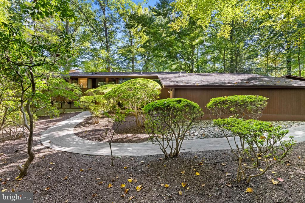 MID CENTURY MODERN IN THE DOWNS | 1707 TRINITY PLACE