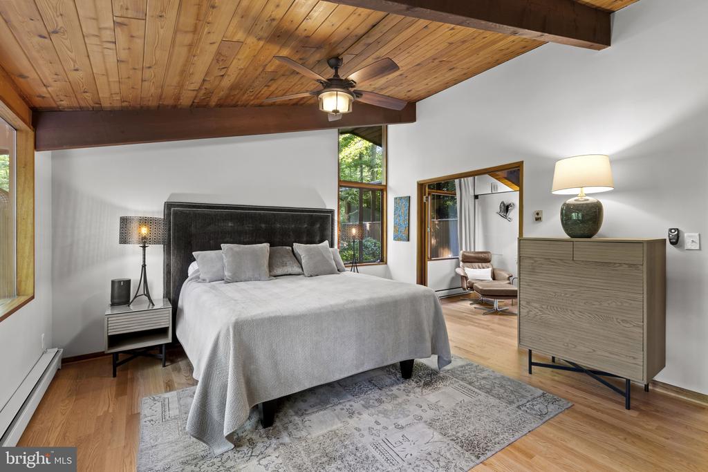 MID CENTURY MODERN IN THE DOWNS | 1707 TRINITY PLACE