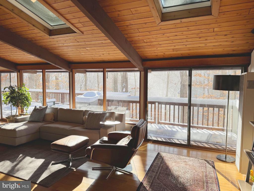 MID CENTURY MODERN IN THE DOWNS | 1707 TRINITY PLACE