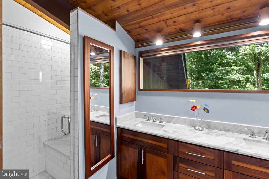 MID CENTURY MODERN IN THE DOWNS | 1707 TRINITY PLACE