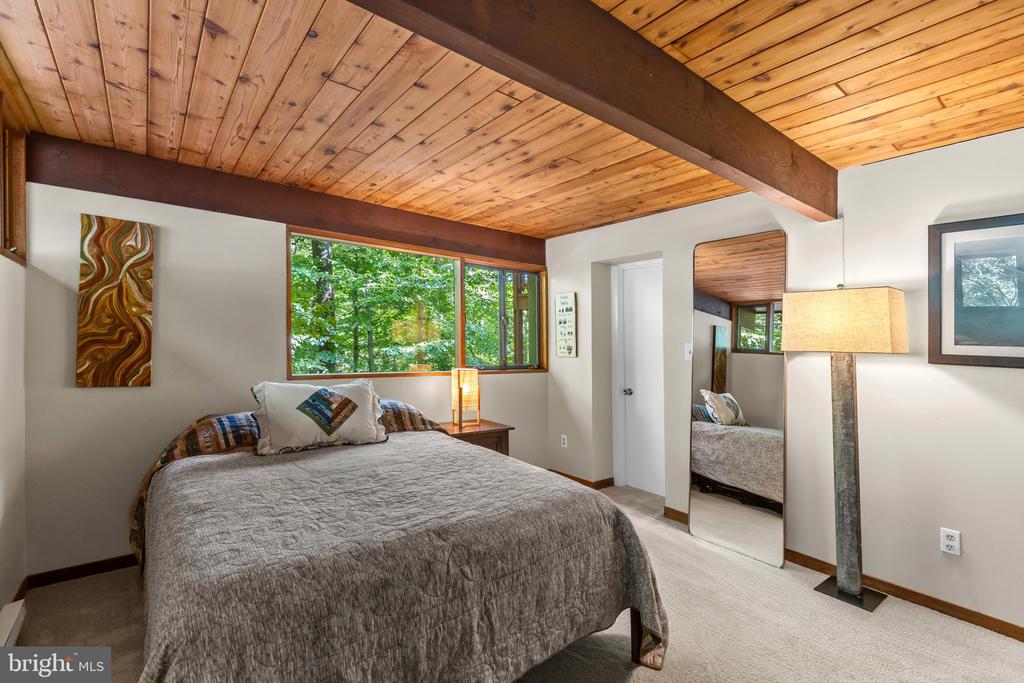 MID CENTURY MODERN IN THE DOWNS | 1707 TRINITY PLACE