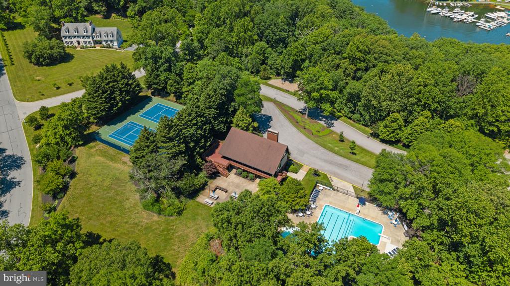 MID CENTURY MODERN IN THE DOWNS | 1707 TRINITY PLACE
