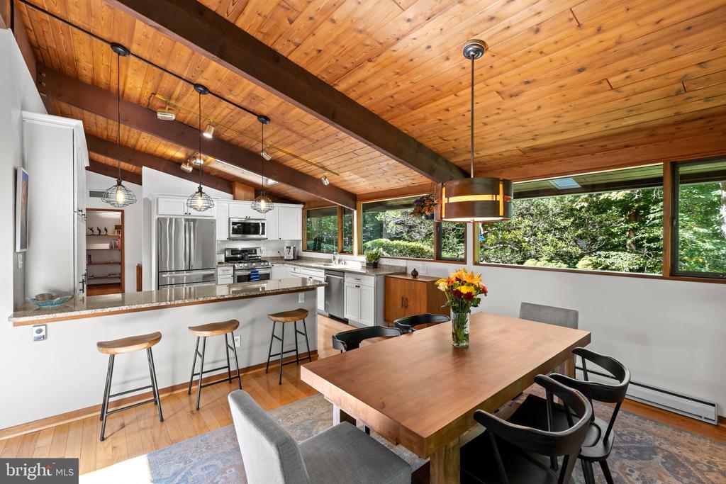 MID CENTURY MODERN IN THE DOWNS | 1707 TRINITY PLACE