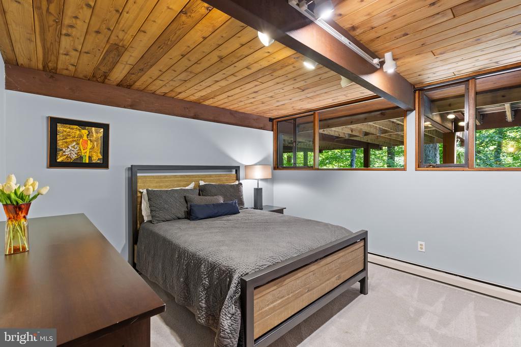 MID CENTURY MODERN IN THE DOWNS | 1707 TRINITY PLACE