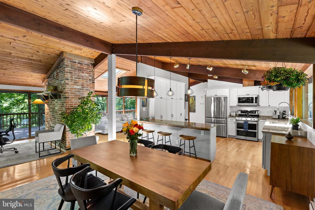 MID CENTURY MODERN IN THE DOWNS | 1707 TRINITY PLACE