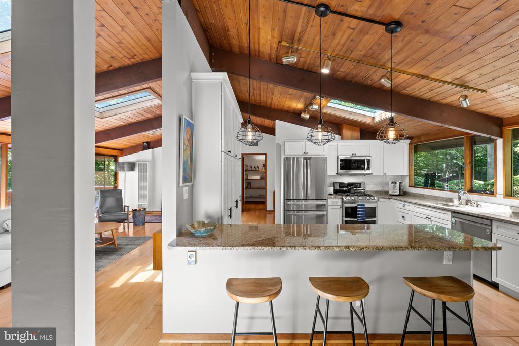 MID CENTURY MODERN IN THE DOWNS | 1707 TRINITY PLACE