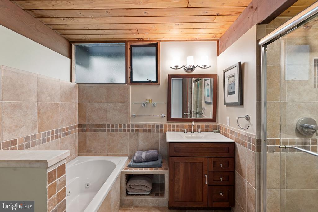 MID CENTURY MODERN IN THE DOWNS | 1707 TRINITY PLACE