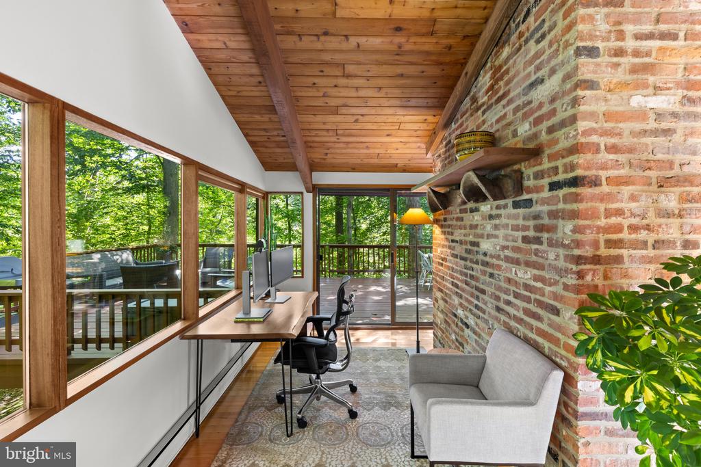 MID CENTURY MODERN IN THE DOWNS | 1707 TRINITY PLACE