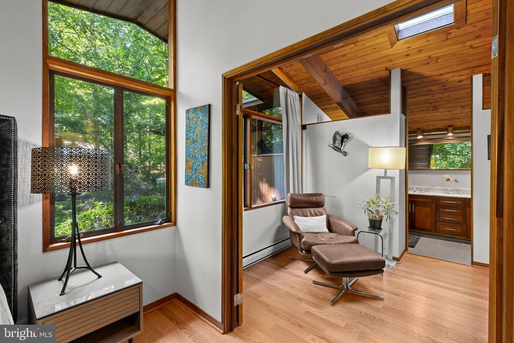 MID CENTURY MODERN IN THE DOWNS | 1707 TRINITY PLACE