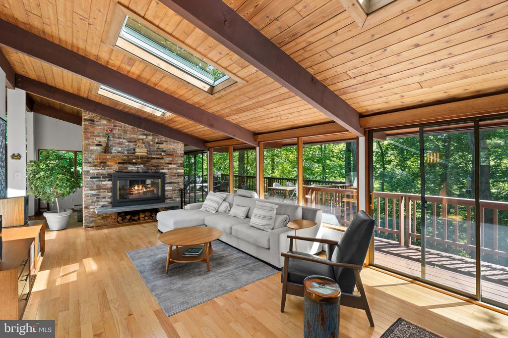 MID CENTURY MODERN IN THE DOWNS | 1707 TRINITY PLACE