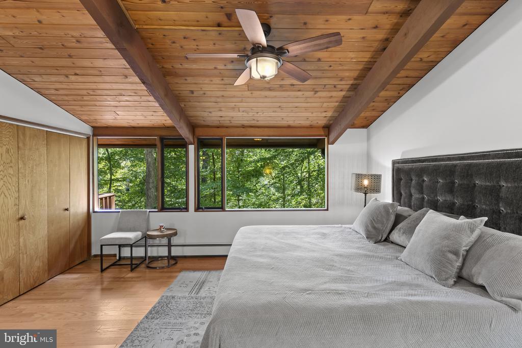 MID CENTURY MODERN IN THE DOWNS | 1707 TRINITY PLACE