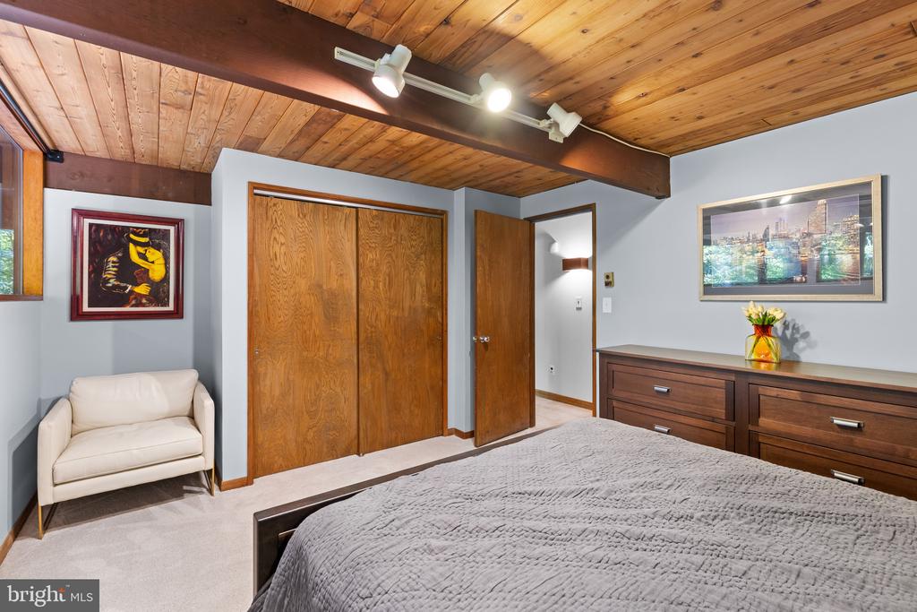 MID CENTURY MODERN IN THE DOWNS | 1707 TRINITY PLACE