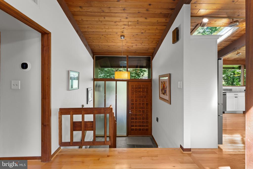 MID CENTURY MODERN IN THE DOWNS | 1707 TRINITY PLACE