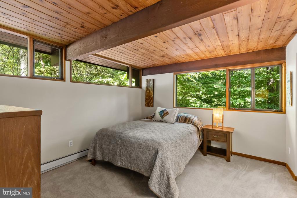 MID CENTURY MODERN IN THE DOWNS | 1707 TRINITY PLACE