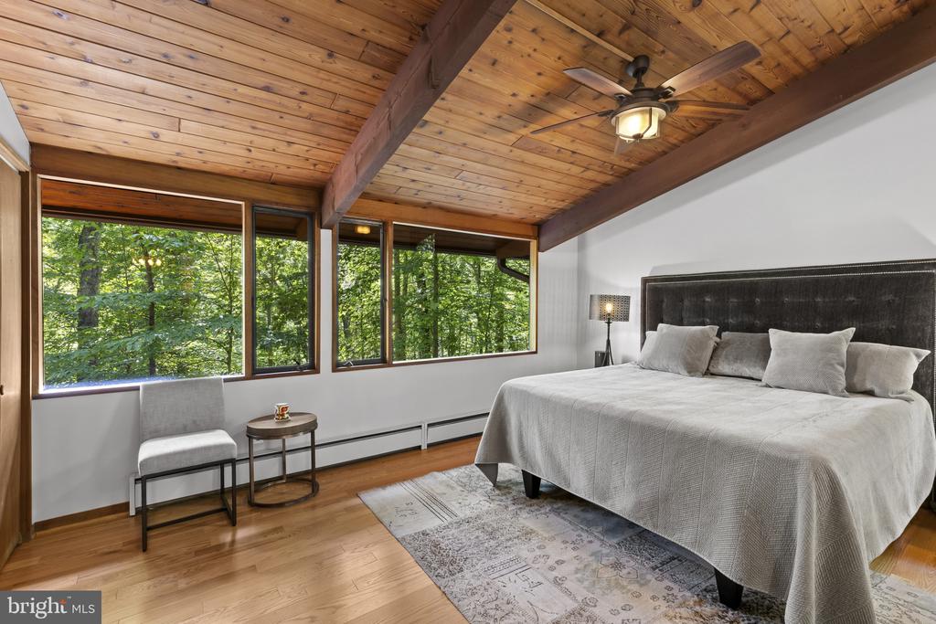 MID CENTURY MODERN IN THE DOWNS | 1707 TRINITY PLACE
