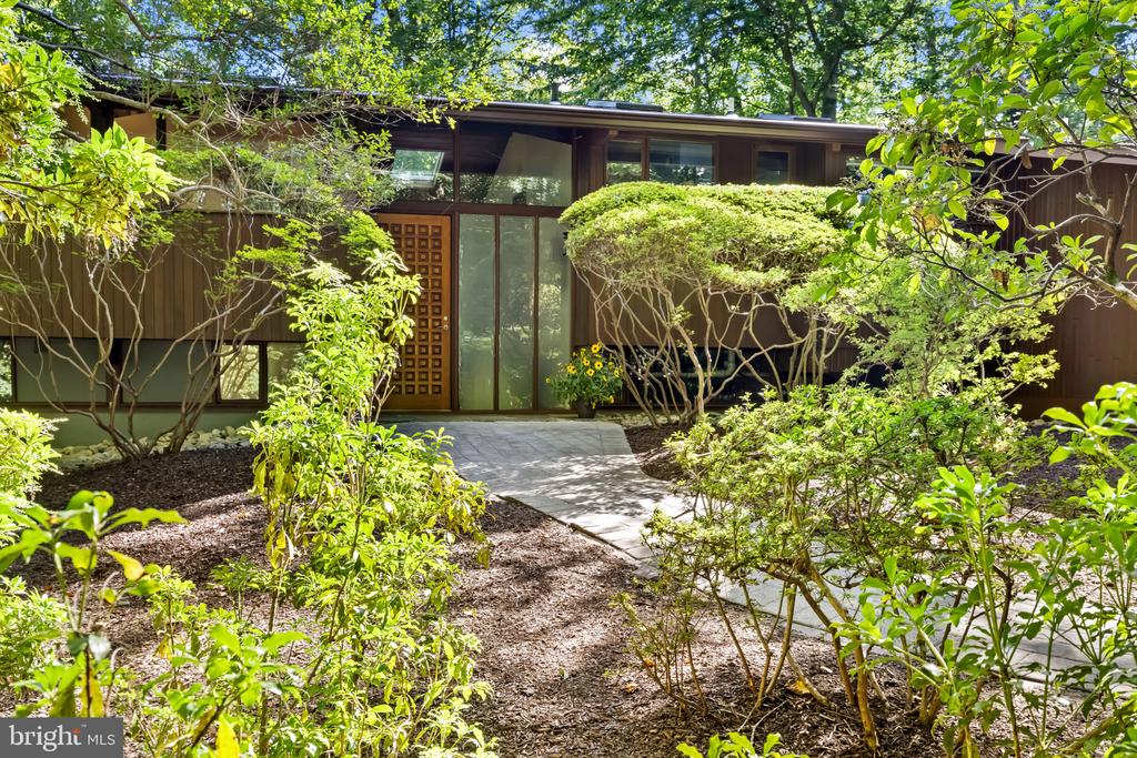 MID CENTURY MODERN IN THE DOWNS | 1707 TRINITY PLACE
