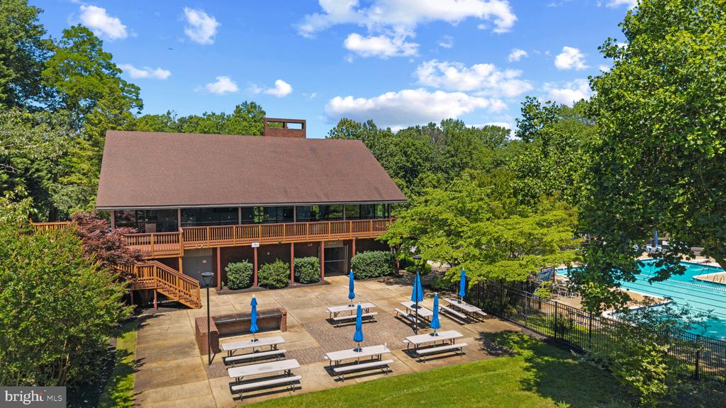 MID CENTURY MODERN IN THE DOWNS | 1707 TRINITY PLACE