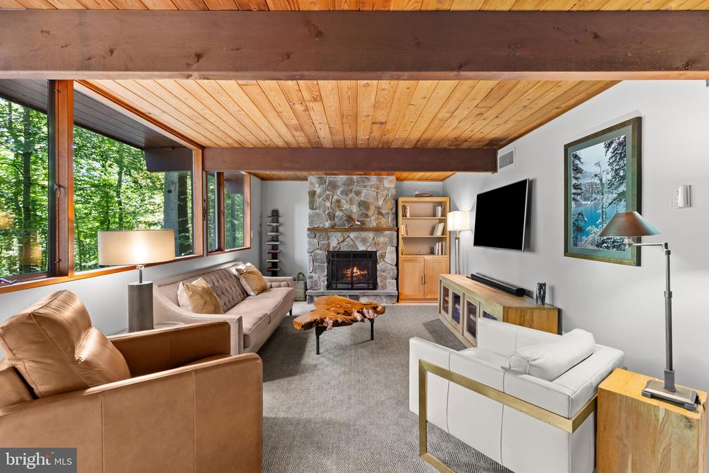 MID CENTURY MODERN IN THE DOWNS | 1707 TRINITY PLACE