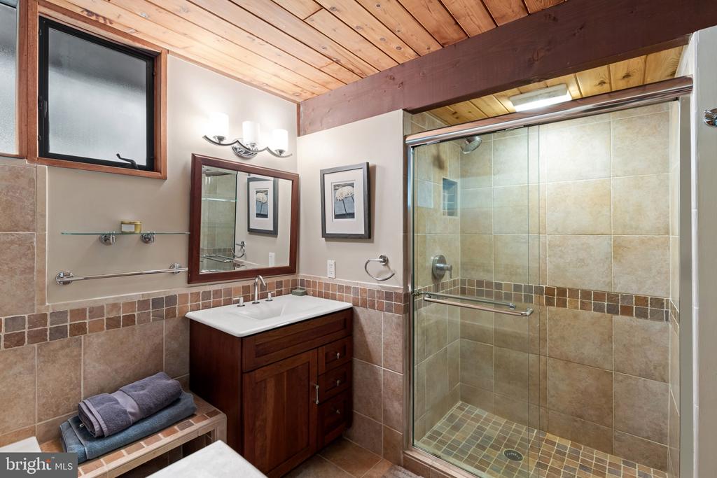 MID CENTURY MODERN IN THE DOWNS | 1707 TRINITY PLACE