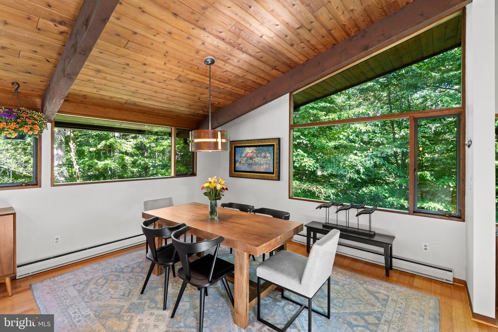 MID CENTURY MODERN IN THE DOWNS | 1707 TRINITY PLACE