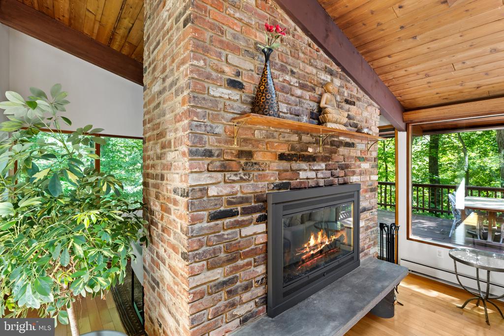 MID CENTURY MODERN IN THE DOWNS | 1707 TRINITY PLACE