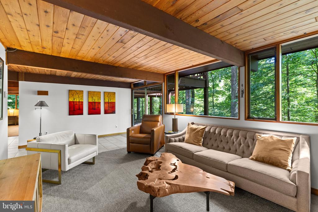 MID CENTURY MODERN IN THE DOWNS | 1707 TRINITY PLACE