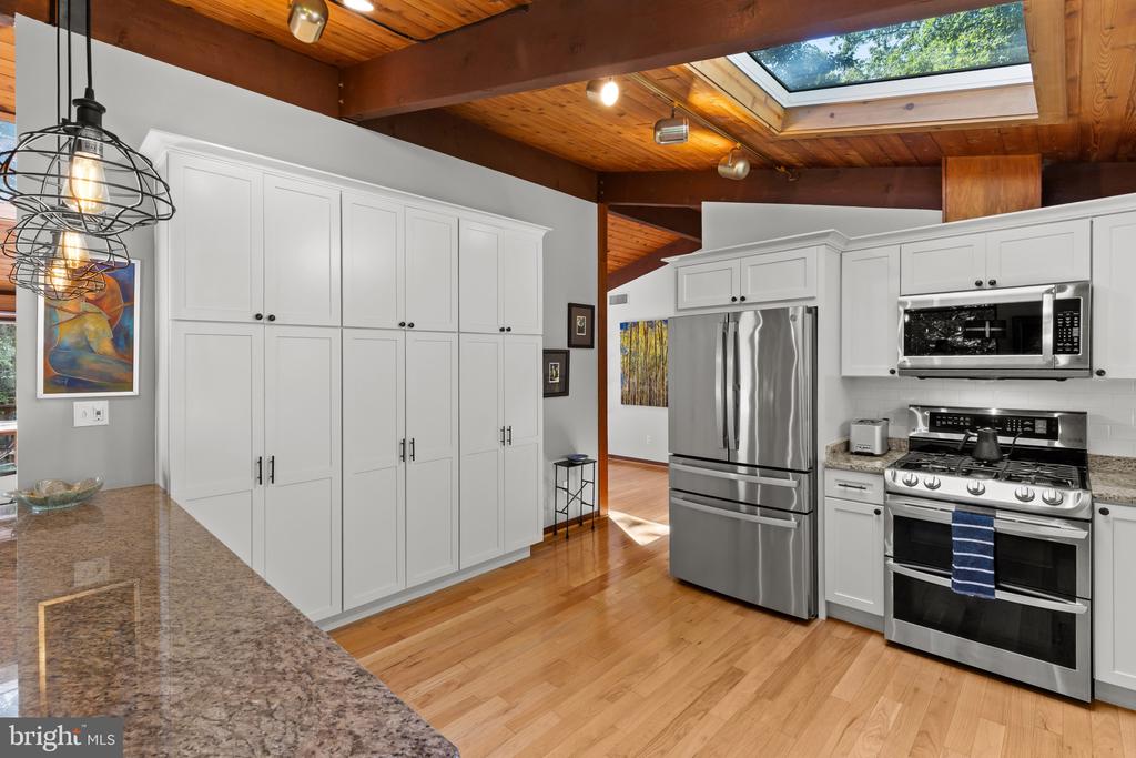 MID CENTURY MODERN IN THE DOWNS | 1707 TRINITY PLACE