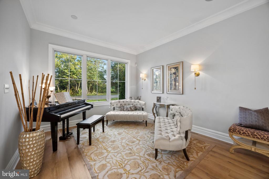 204 S VILLA AVENUE