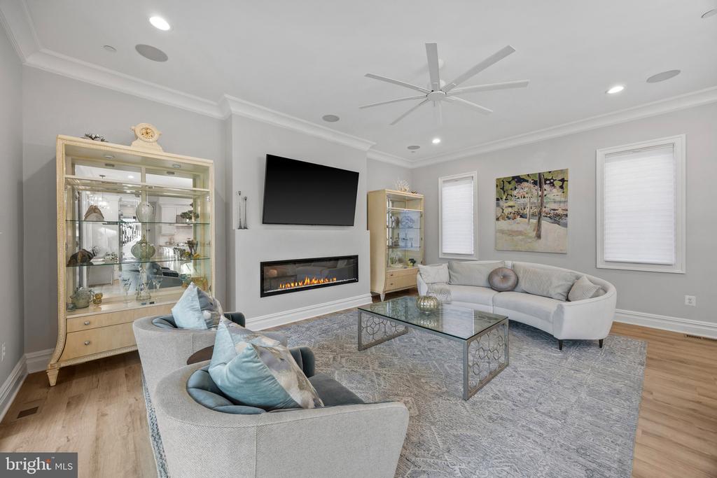 204 S VILLA AVENUE