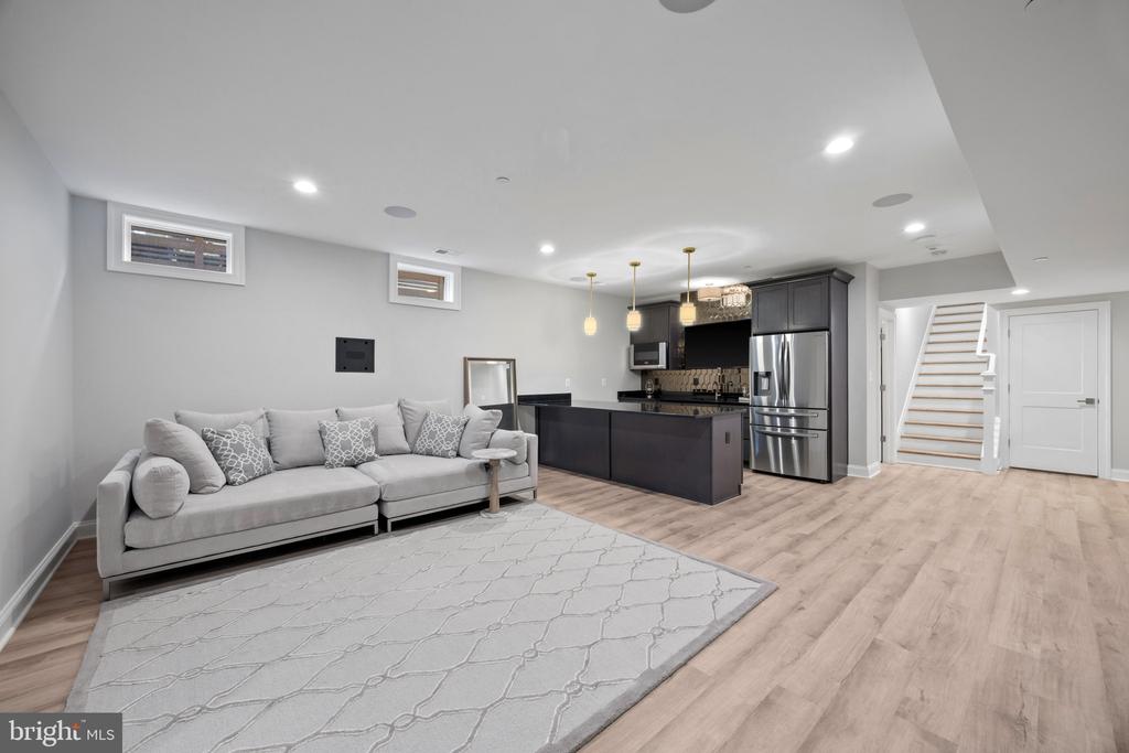 204 S VILLA AVENUE