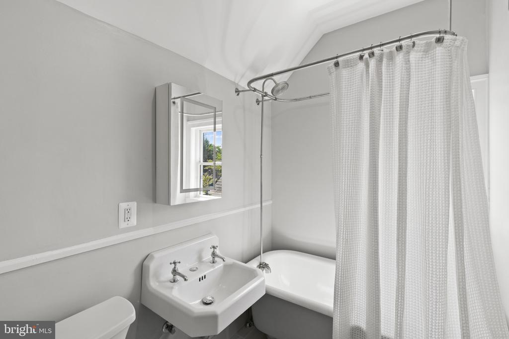 RENOVATED EASTPORT COTTAGE | 400 JEFFERSON STREET