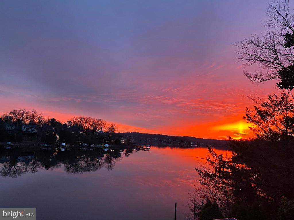 SEVERNA PARK WATERFRONT + POOL | 517 BAYBERRY DRIVE