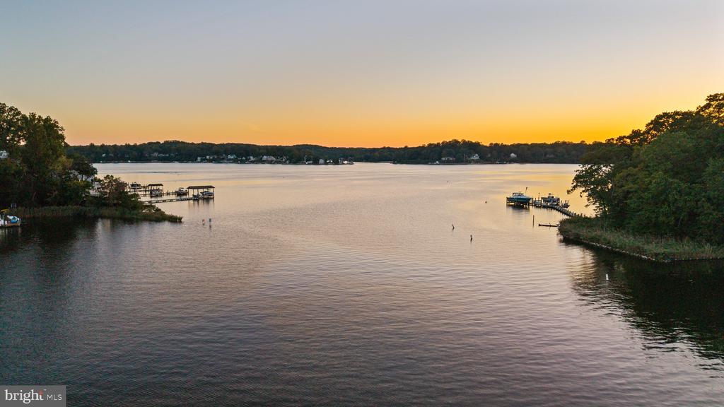 SEVERNA PARK WATERFRONT + POOL | 517 BAYBERRY DRIVE