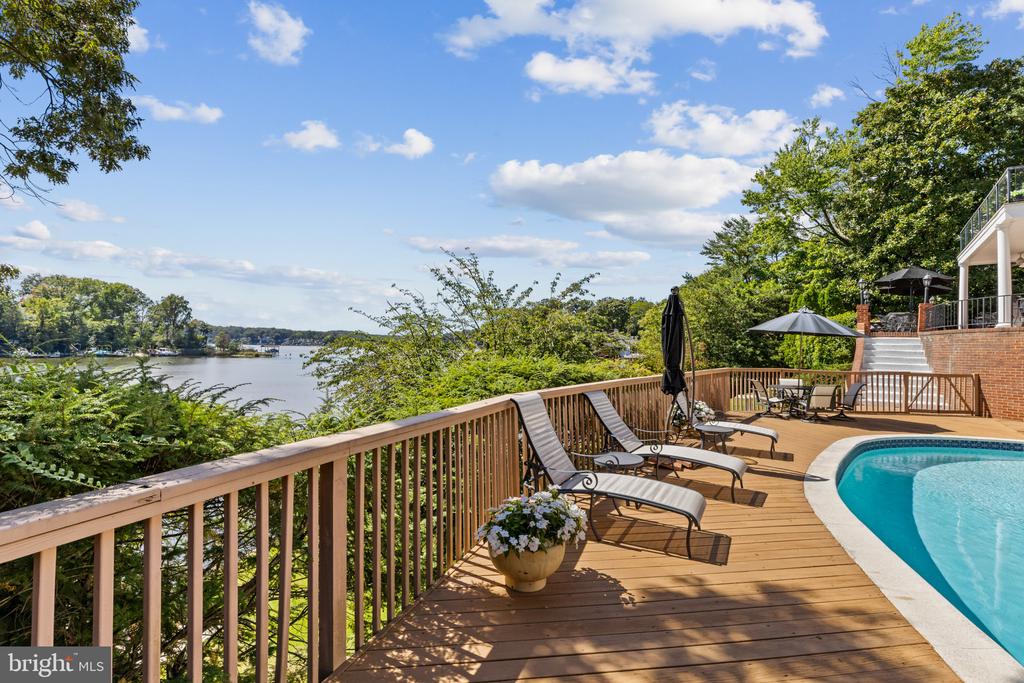 SEVERNA PARK WATERFRONT + POOL | 517 BAYBERRY DRIVE