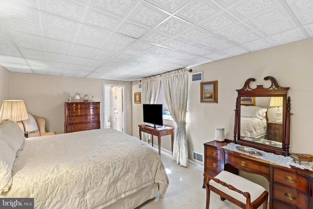 SEVERNA PARK WATERFRONT + POOL | 517 BAYBERRY DRIVE