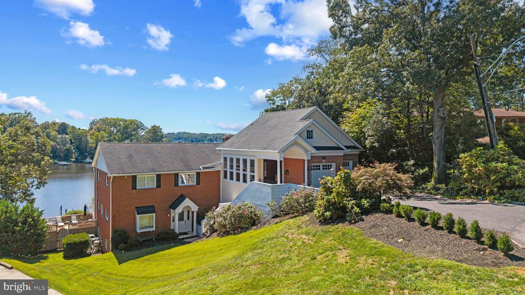 SEVERNA PARK WATERFRONT + POOL | 517 BAYBERRY DRIVE