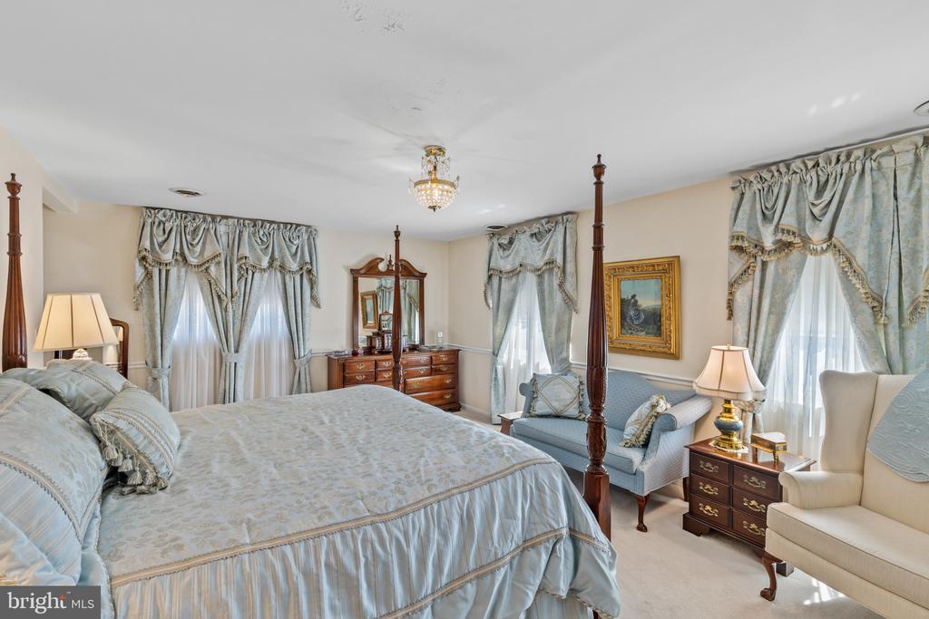 SEVERNA PARK WATERFRONT + POOL | 517 BAYBERRY DRIVE