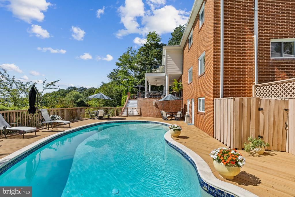 SEVERNA PARK WATERFRONT + POOL | 517 BAYBERRY DRIVE
