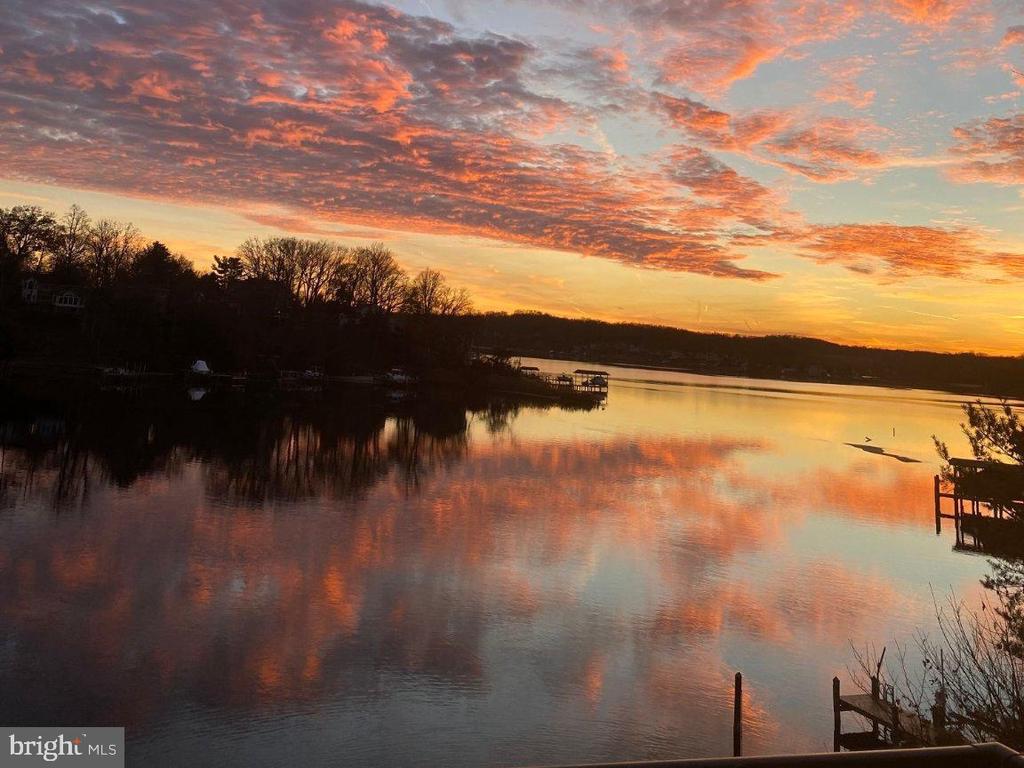 SEVERNA PARK WATERFRONT + POOL | 517 BAYBERRY DRIVE