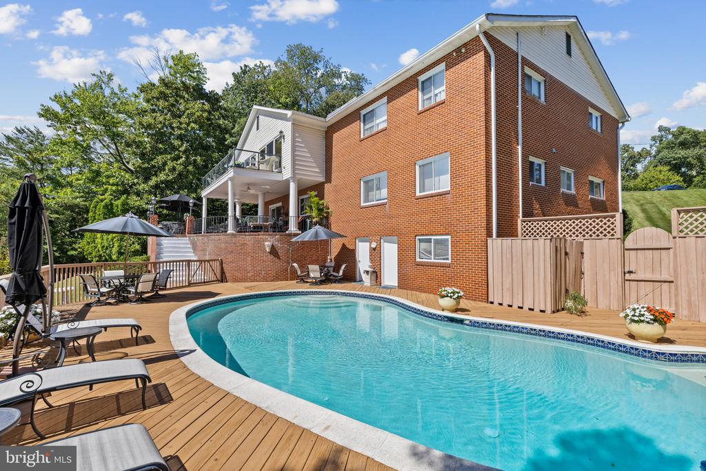 SEVERNA PARK WATERFRONT + POOL | 517 BAYBERRY DRIVE