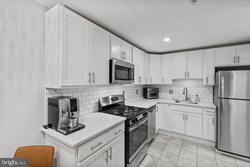 HISTORIC DOWNTOWN ANNAPOLIS TRIPLEX W/ PARKING | 135 CONDUIT STREET