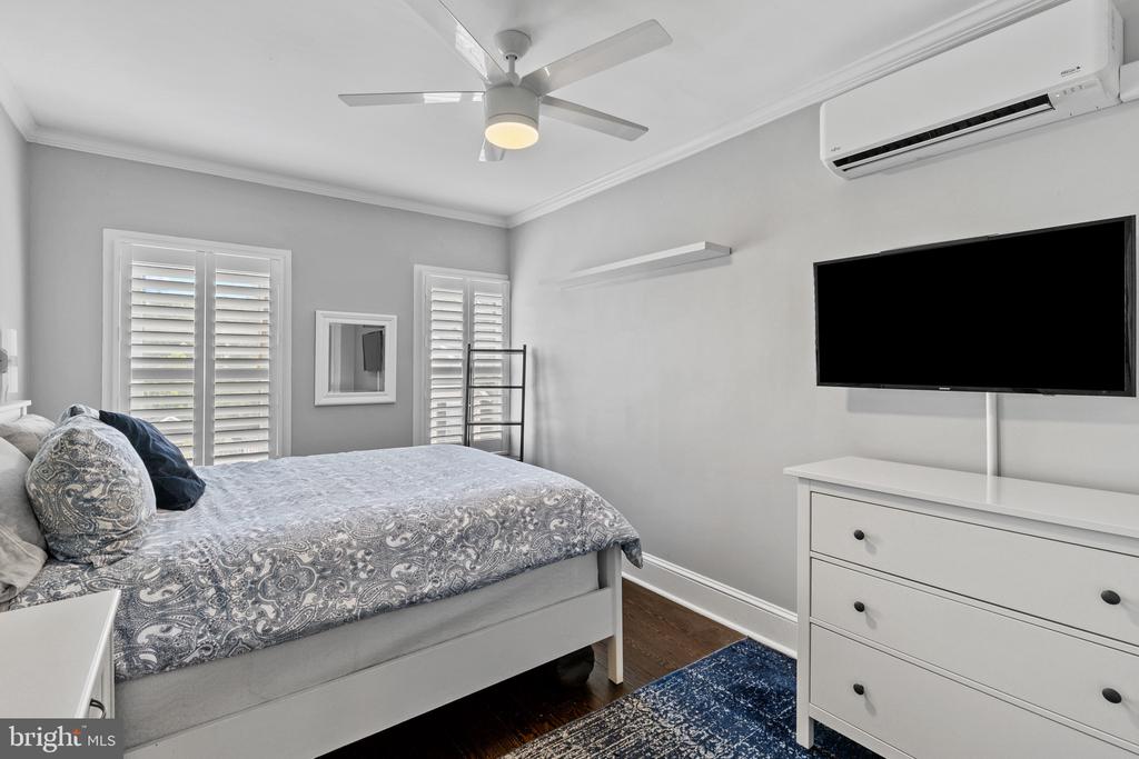 HISTORIC DOWNTOWN ANNAPOLIS TRIPLEX W/ PARKING | 135 CONDUIT STREET