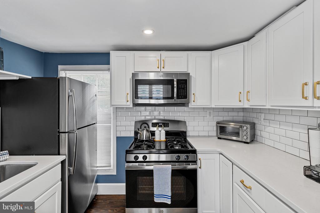 HISTORIC DOWNTOWN ANNAPOLIS TRIPLEX W/ PARKING | 135 CONDUIT STREET