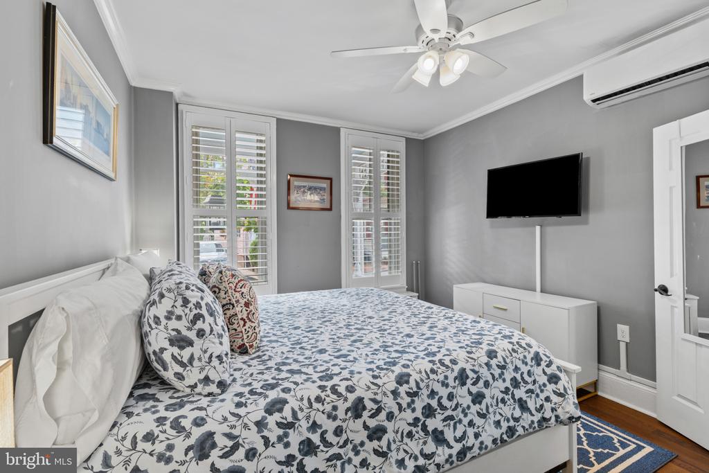 HISTORIC DOWNTOWN ANNAPOLIS TRIPLEX W/ PARKING | 135 CONDUIT STREET