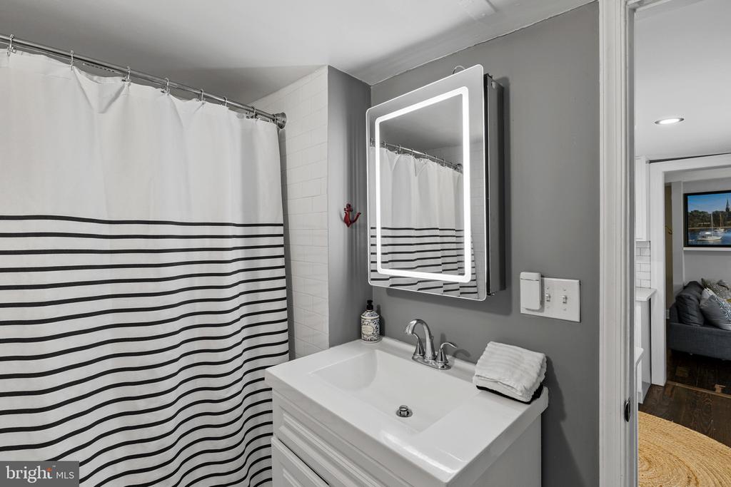 HISTORIC DOWNTOWN ANNAPOLIS TRIPLEX W/ PARKING | 135 CONDUIT STREET