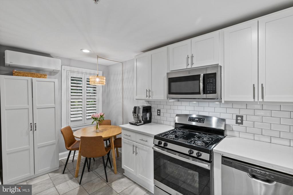 HISTORIC DOWNTOWN ANNAPOLIS TRIPLEX W/ PARKING | 135 CONDUIT STREET