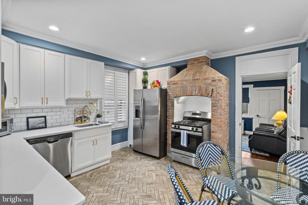 HISTORIC DOWNTOWN ANNAPOLIS TRIPLEX W/ PARKING | 135 CONDUIT STREET