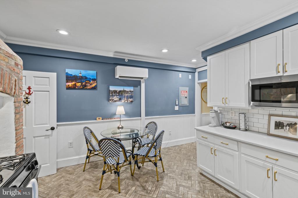 HISTORIC DOWNTOWN ANNAPOLIS TRIPLEX W/ PARKING | 135 CONDUIT STREET