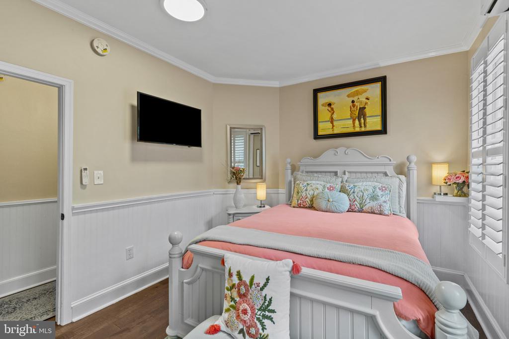 HISTORIC DOWNTOWN ANNAPOLIS TRIPLEX W/ PARKING | 135 CONDUIT STREET
