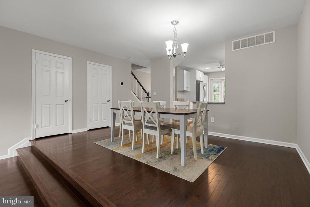 61 CHERRYWOOD COURT | TURNKEY TOWNHOUSE LIVING